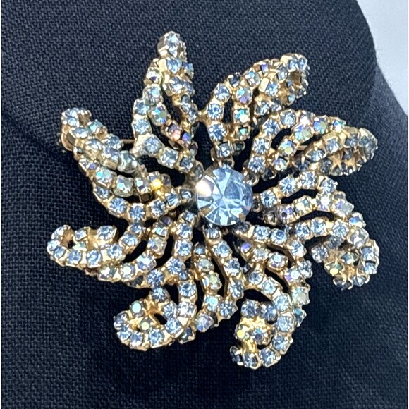 Vintage Hattie Carnegie Brooch Blue Rhinestone Gold Tone Signed - Picture 2 of 14